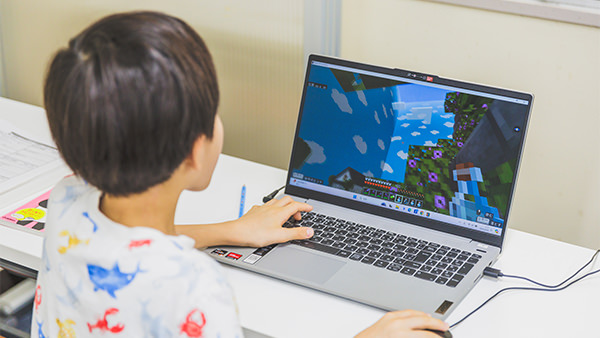 世界中で大人気のゲーム 「マインクラフト」でプログラミングを学ぶことができます